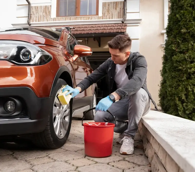 Lavage auto à domicile Bourg-sous-Châtelet : professionnel intervenant sur un véhicule